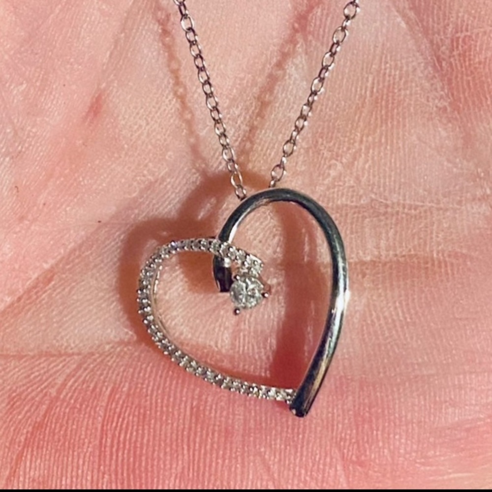 NWOT .36 CTW GENUINE DIAMOND HEART NECKLACE.